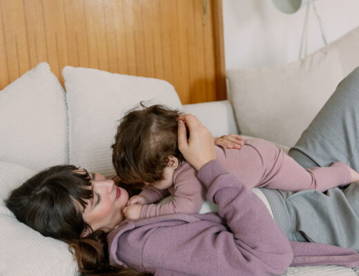 Andrea von andysparkles kuschelt mit Baby Dottie auf dem Sofa – Familienalltag während der Beikostphase.