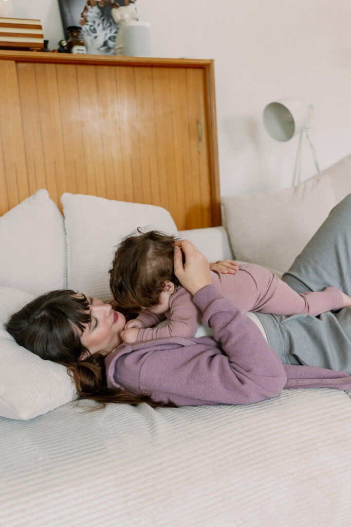 Andrea von andysparkles kuschelt mit Baby Dottie auf dem Sofa – Familienalltag während der Beikostphase.