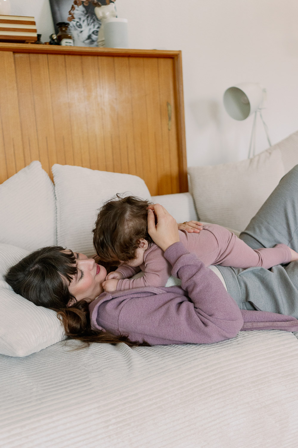 Andrea von andysparkles kuschelt mit Baby Dottie auf dem Sofa – Familienalltag während der Beikostphase.