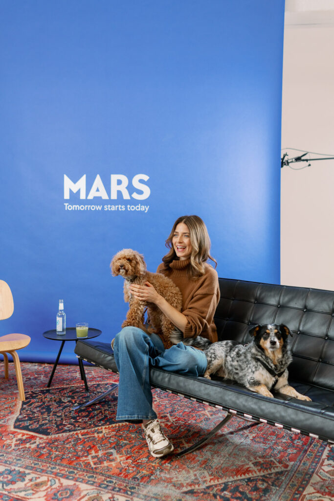 Eva Padberg mit zwei Hunden vor der blauen Mars Kulisse – Bewusstsein schaffen für Haustieradoption und liebevolle Zuhause