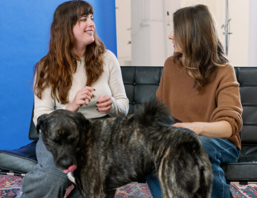 Andrea Funk im Gespräch mit Eva Padberg beim Mars Pressday in Hamburg, im Fokus das Thema Haustieradoption und Tierschutz