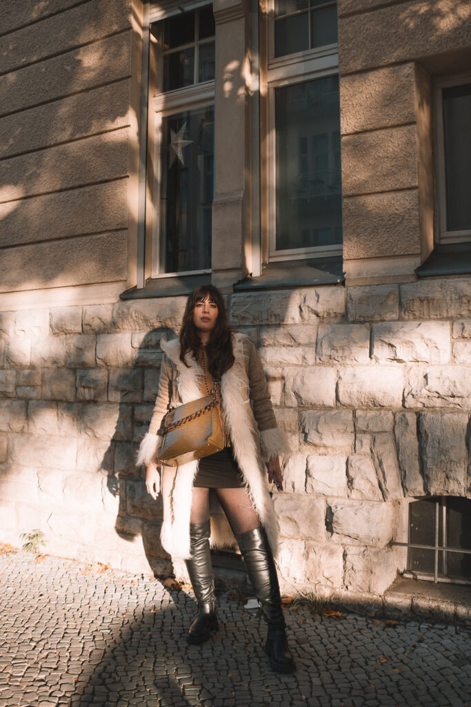 Modefoto von Andrea von andysparkles in Berlin – Ausdruck von Stärke, Selbstwahrnehmung und Lust nach der Geburt.