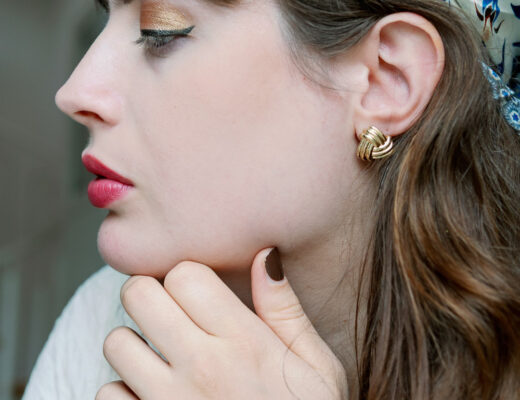 Andrea Funk trägt goldene Knotenohrringe und Monti Necklace von Bruna The Label – Schmuck für jeden Tag auf andysparkles.de