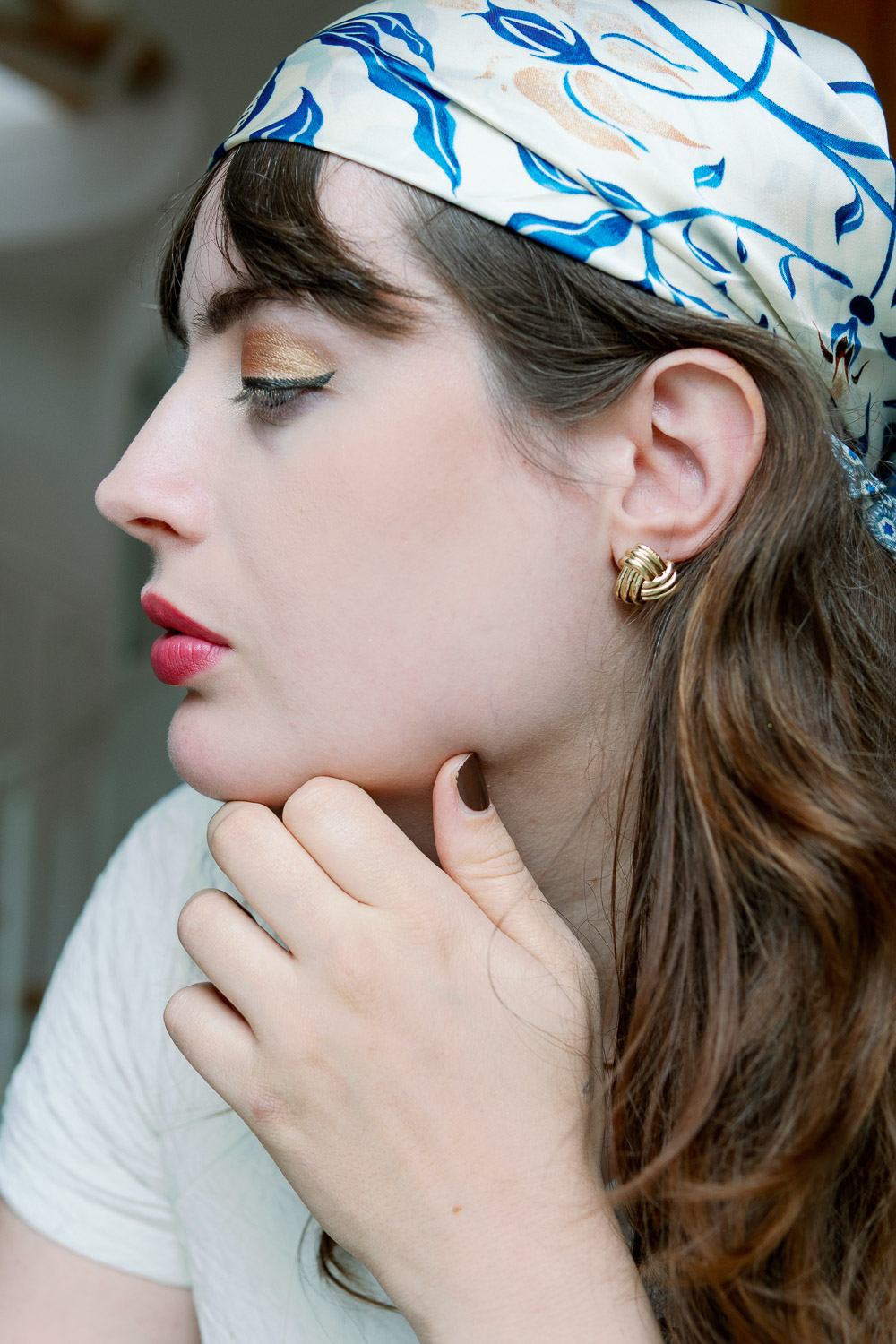 Andrea Funk trägt goldene Knotenohrringe und Monti Necklace von Bruna The Label – Schmuck für jeden Tag auf andysparkles.de