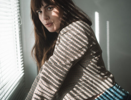 Andrea Funk von andysparkles im natürlichen Licht am Fenster – minimalistische Hautpflegeroutine, Beauty und Modefotografie in Berlin