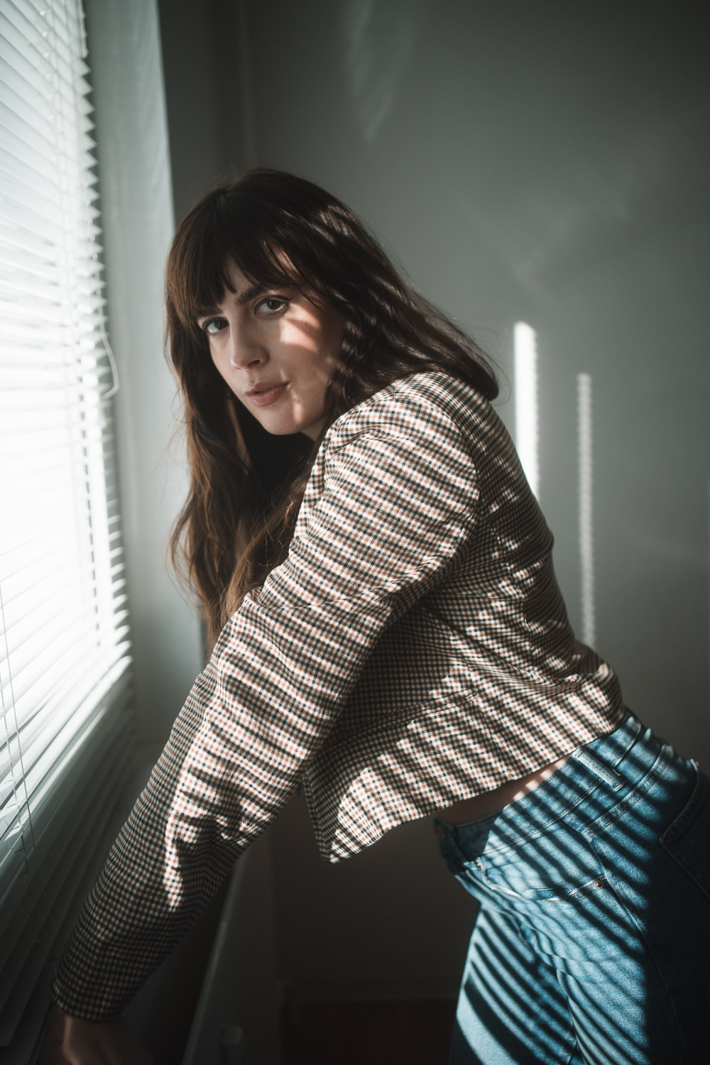 Andrea Funk von andysparkles im natürlichen Licht am Fenster – minimalistische Hautpflegeroutine, Beauty und Modefotografie in Berlin