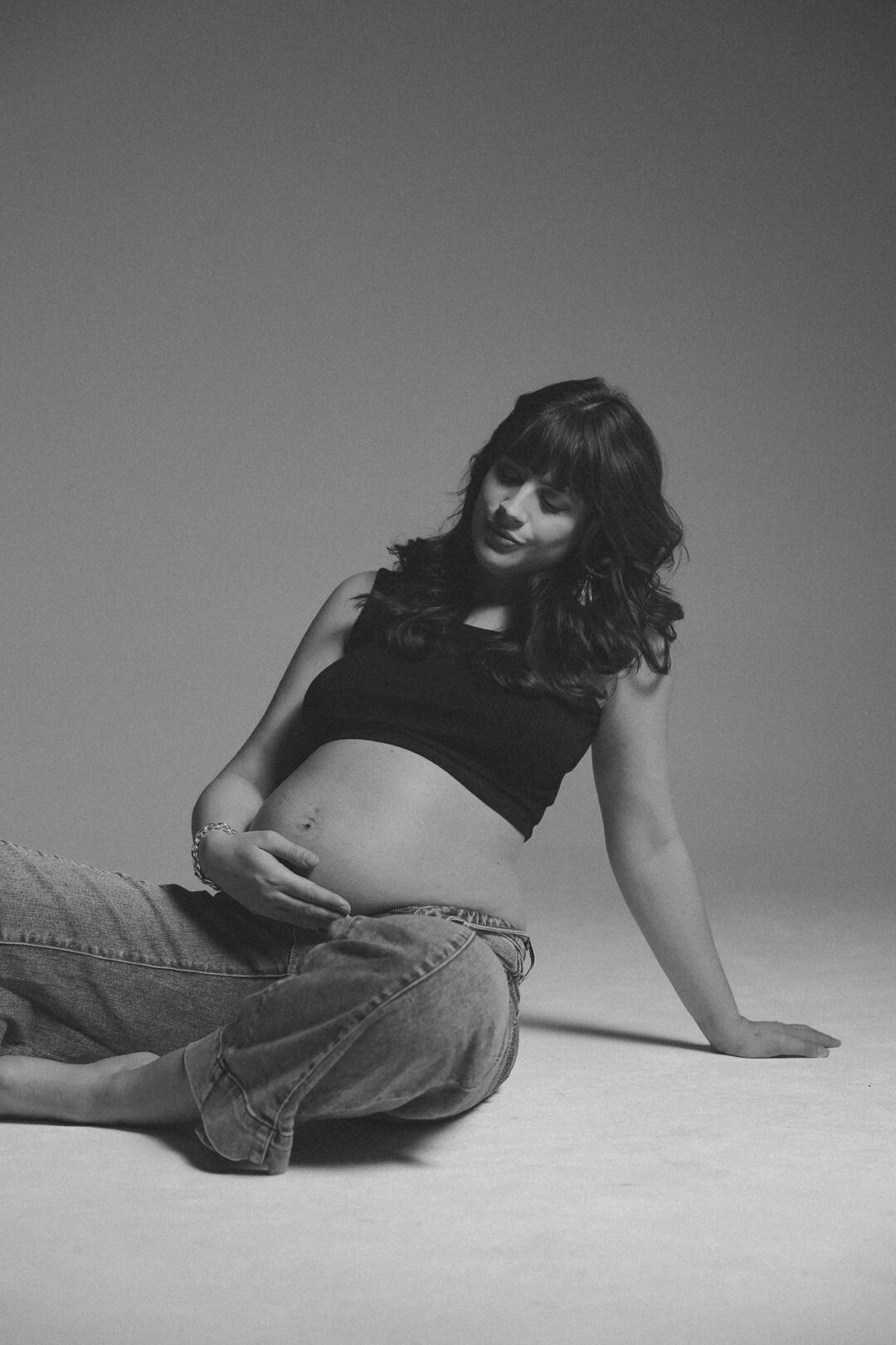 Andrea Funk hält ihren Babybauch und lächelt sanft – mentale Vorbereitung auf die Geburt und bewusste Verbindung zum Baby