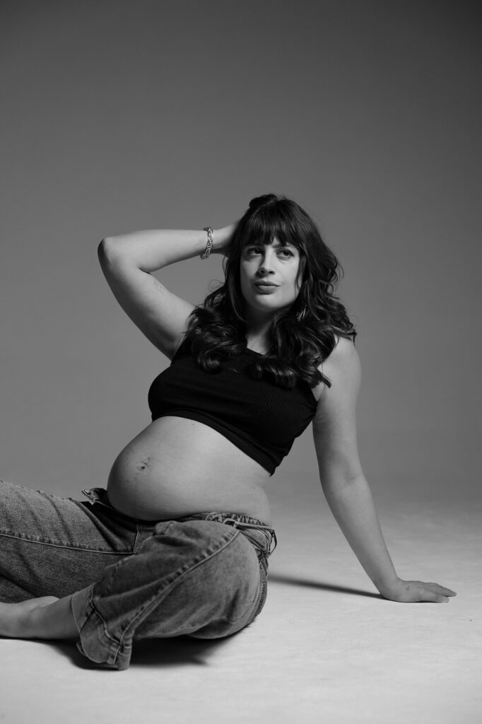 Selbstbewusstes Schwangerschaftsfoto von Andrea Funk im Studio – Ruhe, Vertrauen und mentale Vorbereitung auf die Geburt