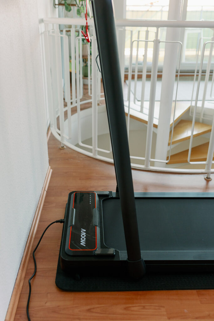 Seitliche Ansicht des Moovv klappbaren Laufbands – alltagstaugliche Bewegung nach der Geburt