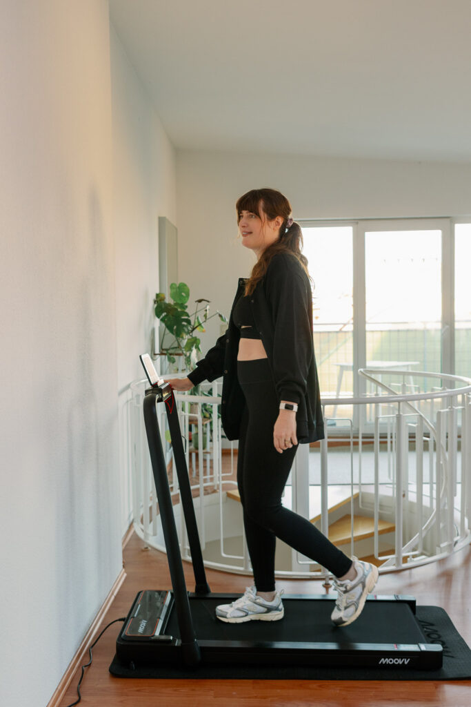 Andrea von andysparkles beim Gehen auf dem Moovv Laufband – 10.000 Schritte auf dem Weg zurück zur Form nach der Geburt