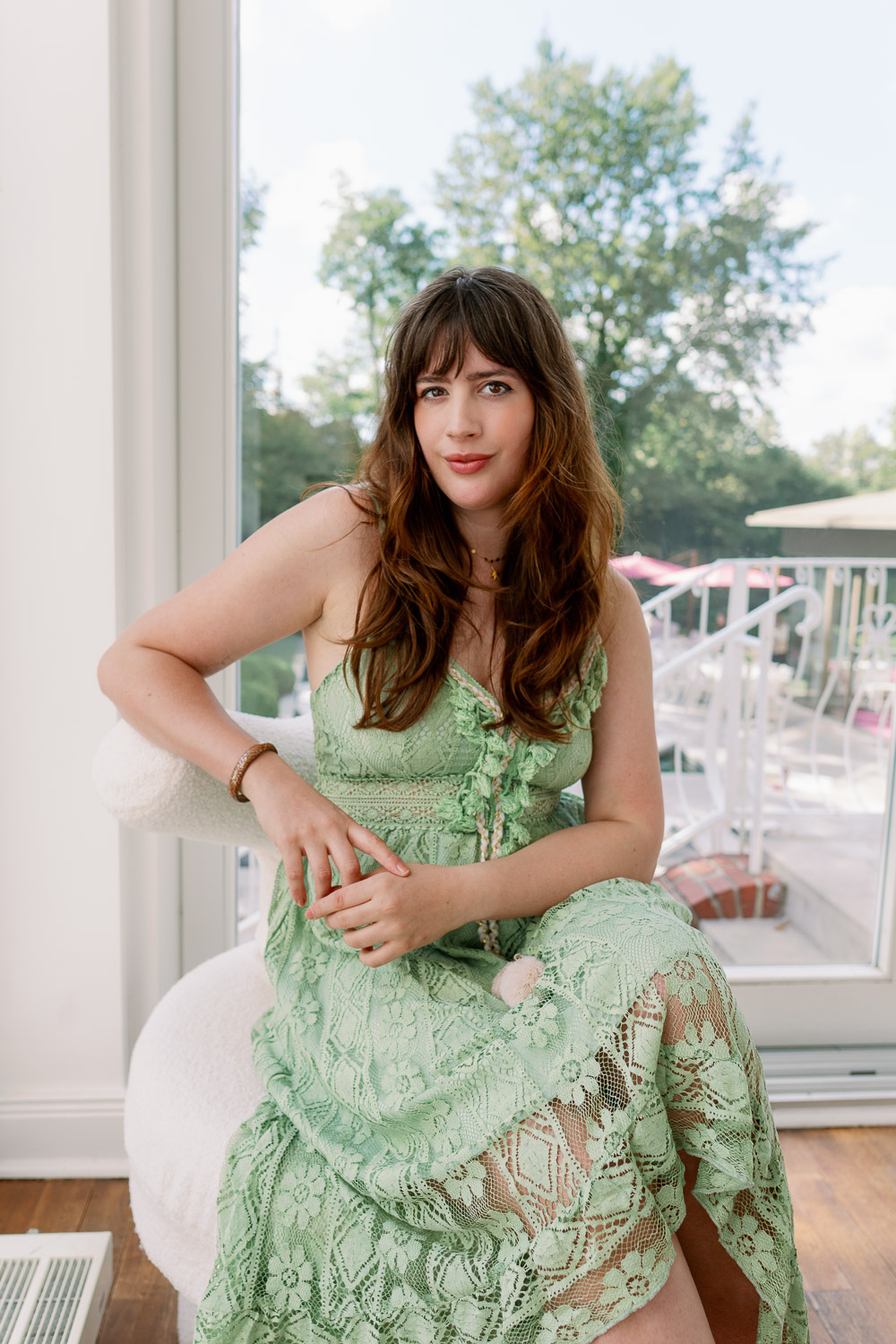 Andrea von andysparkles im grünen Spitzenkleid am Fenster, Porträt zum Thema Haarausfall bei Frauen