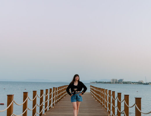 Geburtsdatum mit ChatGPT analysieren für mehr Klarheit: Andrea von andysparkles auf Steg als Symbol für Selbstreflexion, Entscheidungen und innere Ausrichtung