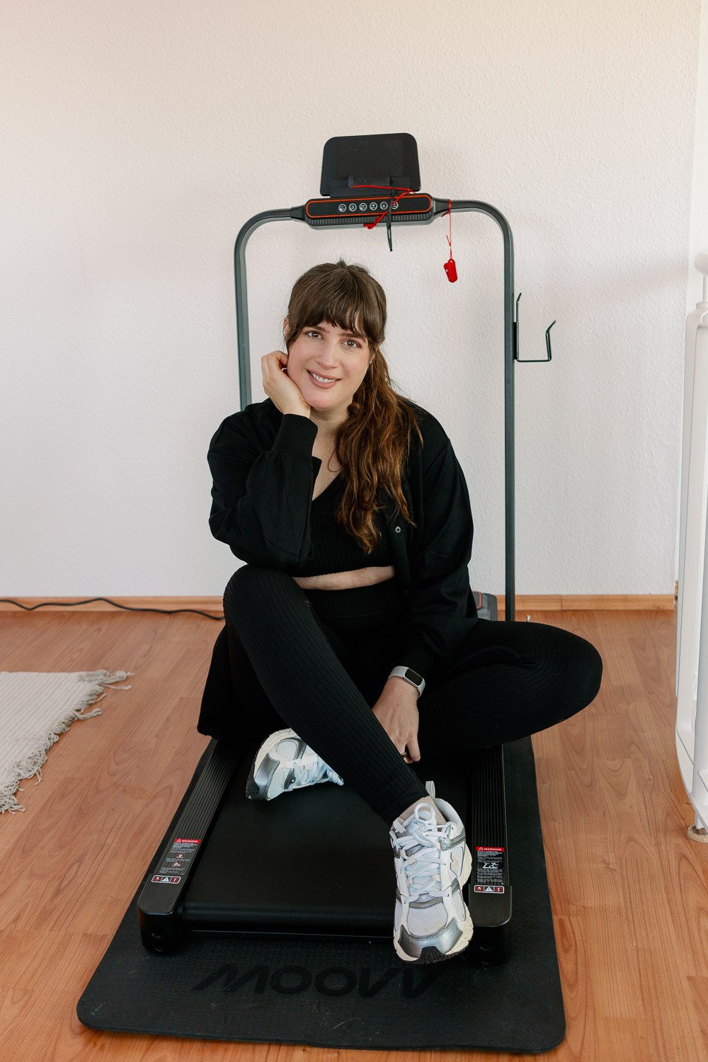 Elodie Leggings und Top als Athleisure Outfit zuhause, sitzend auf dem Laufband im Home Workout Look