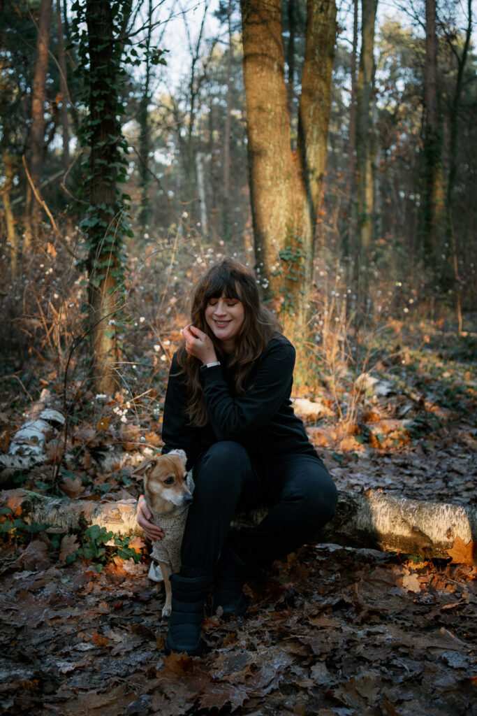 Athleisure Outfit im Wald mit Charly Hoody und Sweat Pant, schwarzer Sportlook mit Hoodie