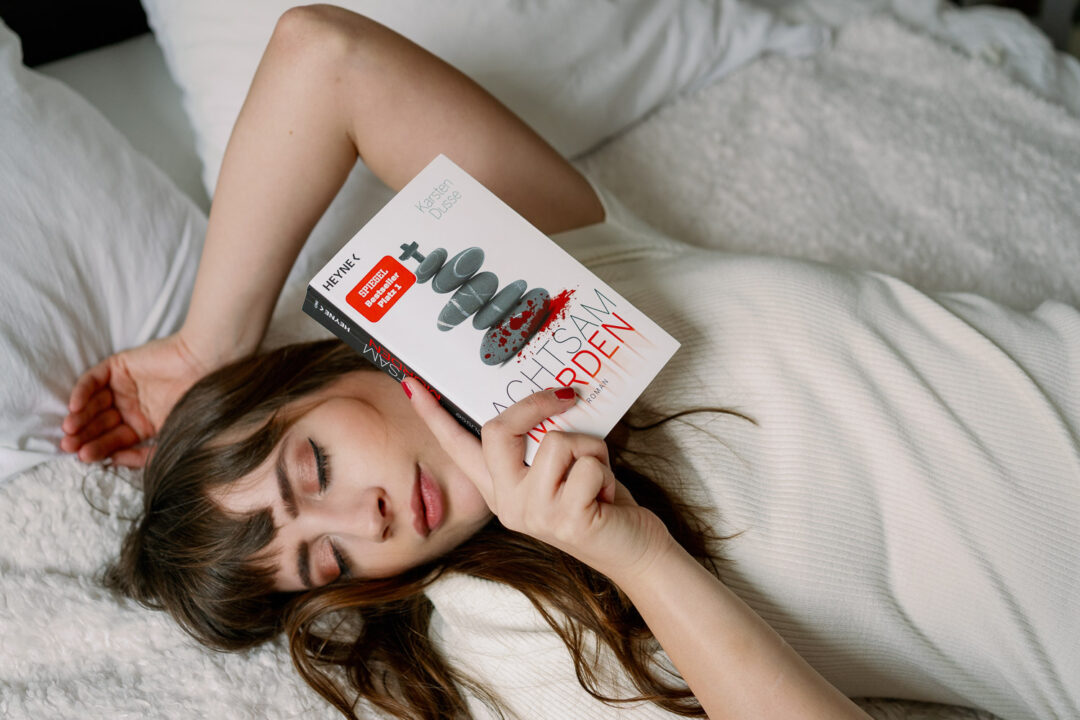 Was genau ist BookTok: Lesetrend auf TikTok mit gemütlicher Lese-Atmosphäre im Bett