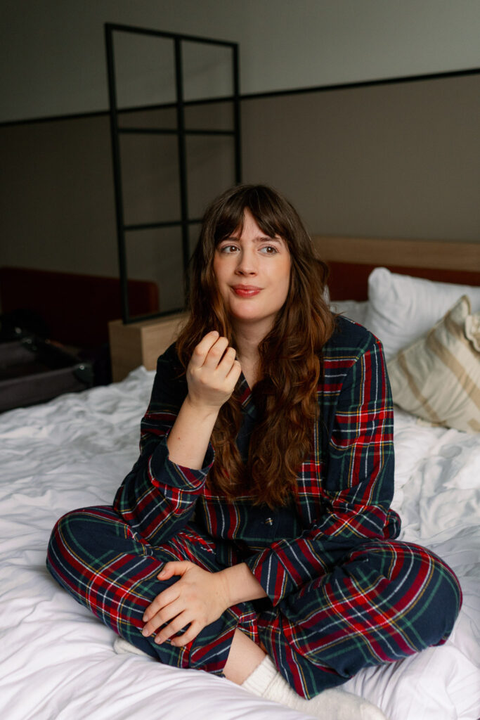 Andrea from andysparkles thoughtfully in bed - how a fixed routine helps with lack of sleep as a mother.