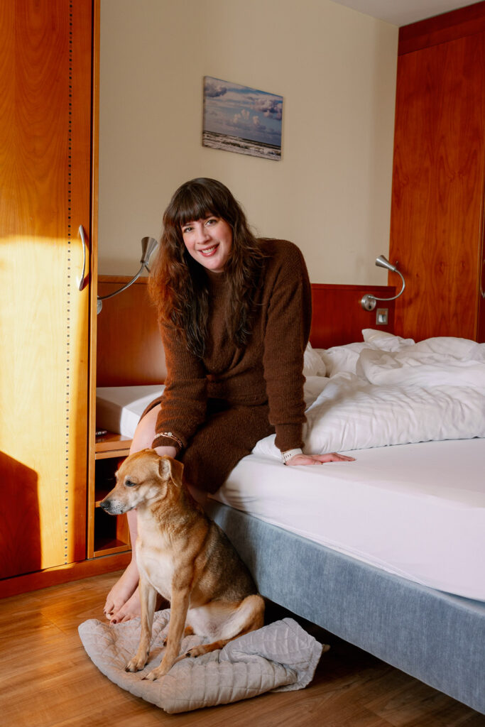 Andrea von andysparkles mit Hund im Hotelzimmer auf Juist
