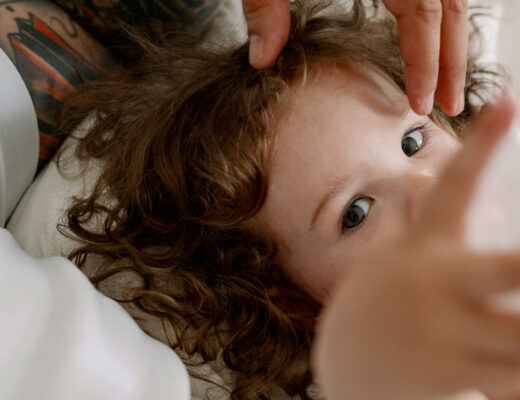 Kleinkind liegt im Familienbett – ab wann brauchen Kinder ein eigenes Zimmer? Andrea von andysparkles