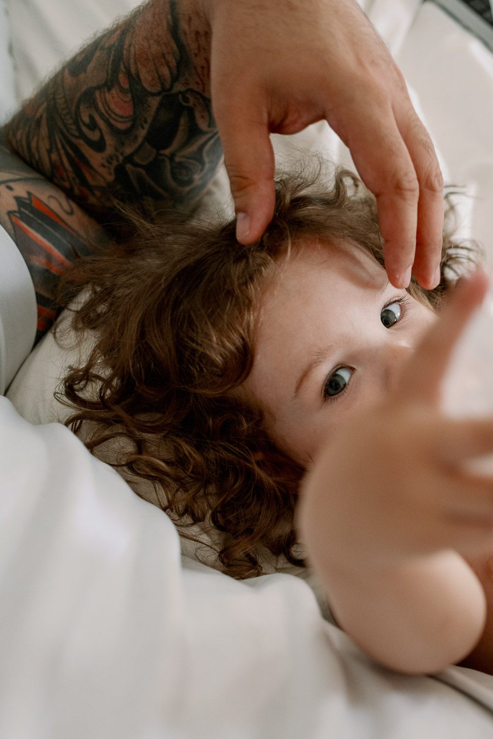 Kleinkind liegt im Familienbett – ab wann brauchen Kinder ein eigenes Zimmer? Andrea von andysparkles