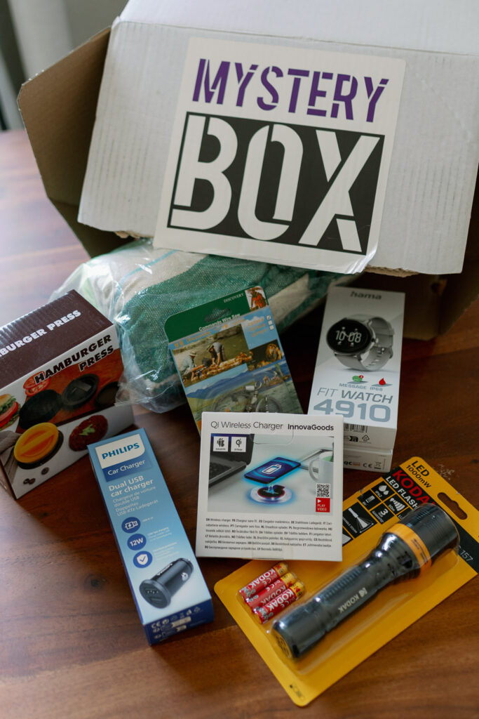 Contents of the Mystery Box Classic with hammock, smartwatch, flashlight and burger press