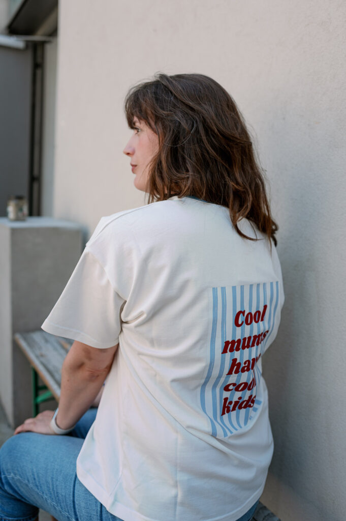 Andrea von andysparkles im weißen T-Shirt mit Cool Mums have Cool Kids Aufdruck – Geld sparen mit Baby
