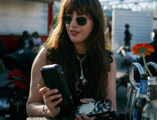 Andrea von andysparkles arbeitet als selbstständige Content Creatorin mit Smartphone und Equipment