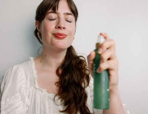 Andrea von andysparkles bei ihrer Hautpflegeroutine ab 35 mit Gesichtsspray