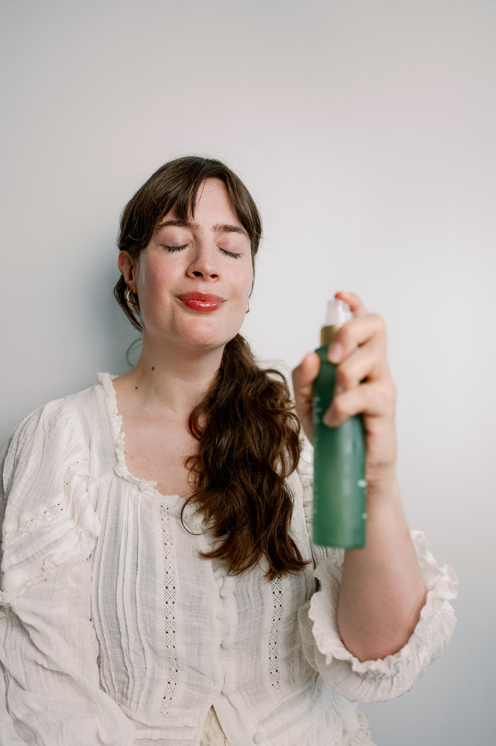 Andrea von andysparkles bei ihrer Hautpflegeroutine ab 35 mit Gesichtsspray