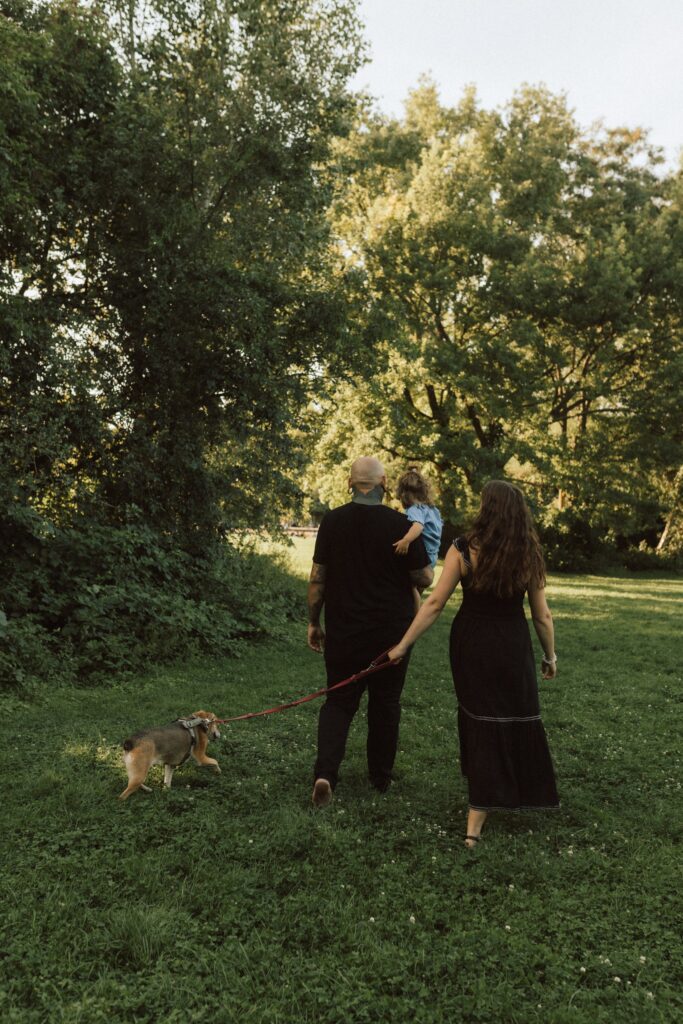 Andrea von andysparkles mit Familie und Hund bei einem Spaziergang im Grünen
