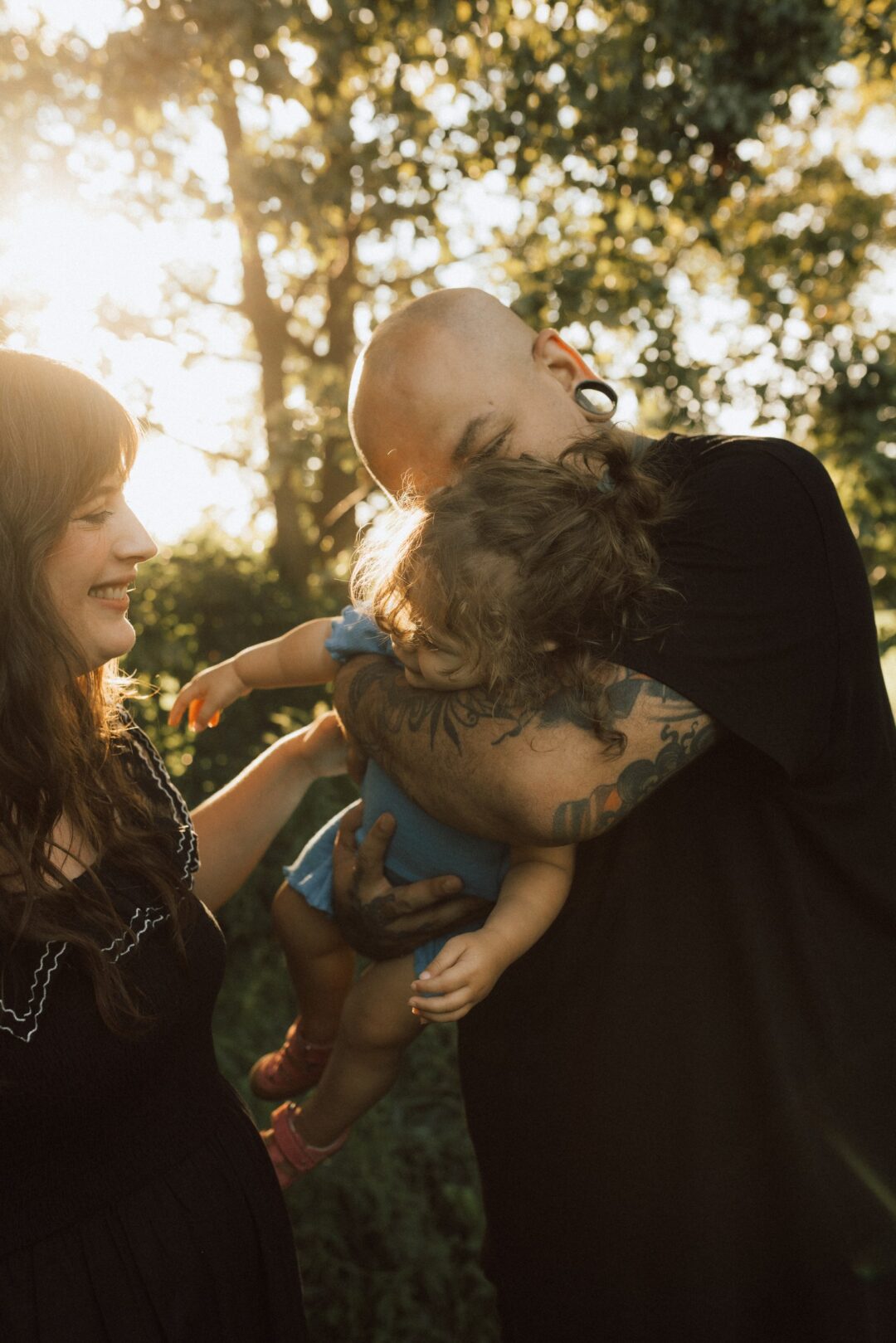 Andrea von andysparkles mit Partner und Kind bei gemeinsamer Familienzeit im Park