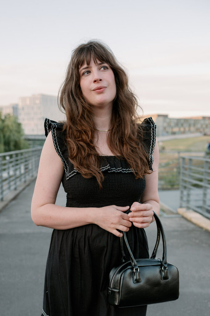 Andrea von andysparkles im schwarzen Midikleid mit Rüschen und Sandalen in Berlin