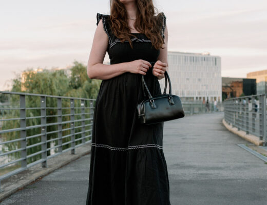Andrea von andysparkles im schwarzen Midikleid mit Rüschen und Sandalen in Berlin