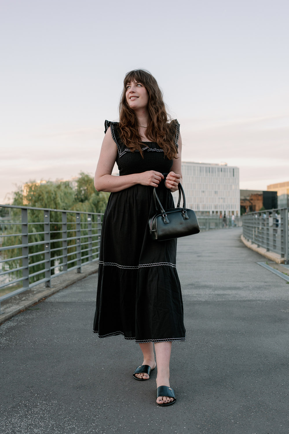 Andrea von andysparkles im schwarzen Midikleid mit Rüschen und Sandalen in Berlin