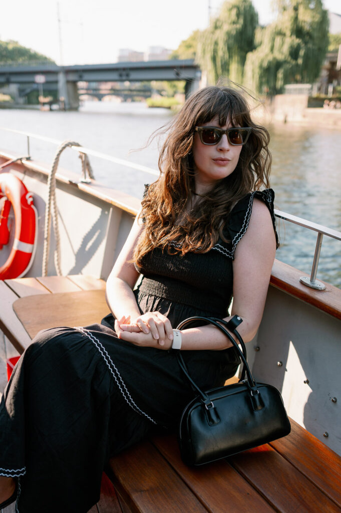 Andrea von andysparkles im schwarzen Midikleid mit Sonnenbrille bei einem Bootsausflug auf der Spree