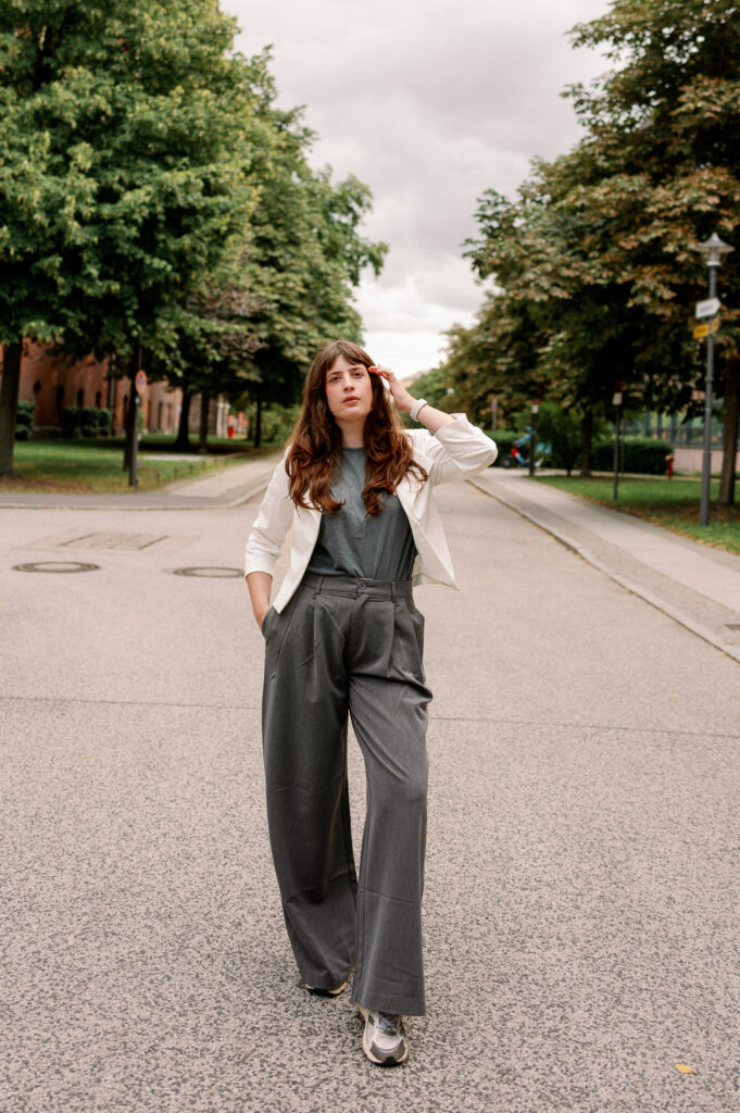 Andrea von andysparkles im Herbstoutfit mit grauem Shirt, weißem Blazer und weiter grauer Hose
