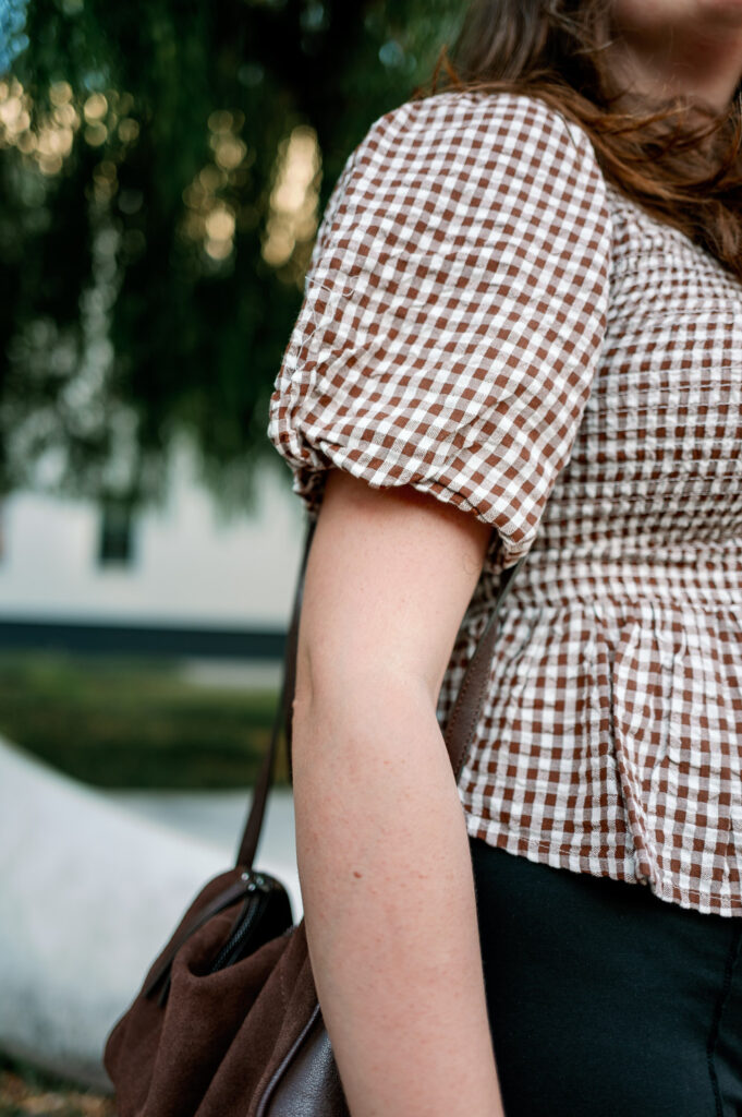 Andrea von andysparkles mit kompakter brauner Handtasche im Berliner Alltag