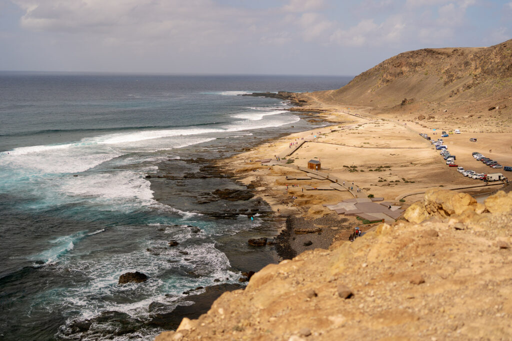 Küste von El Confital bei Las Palmas mit Wellen und Holzsteg