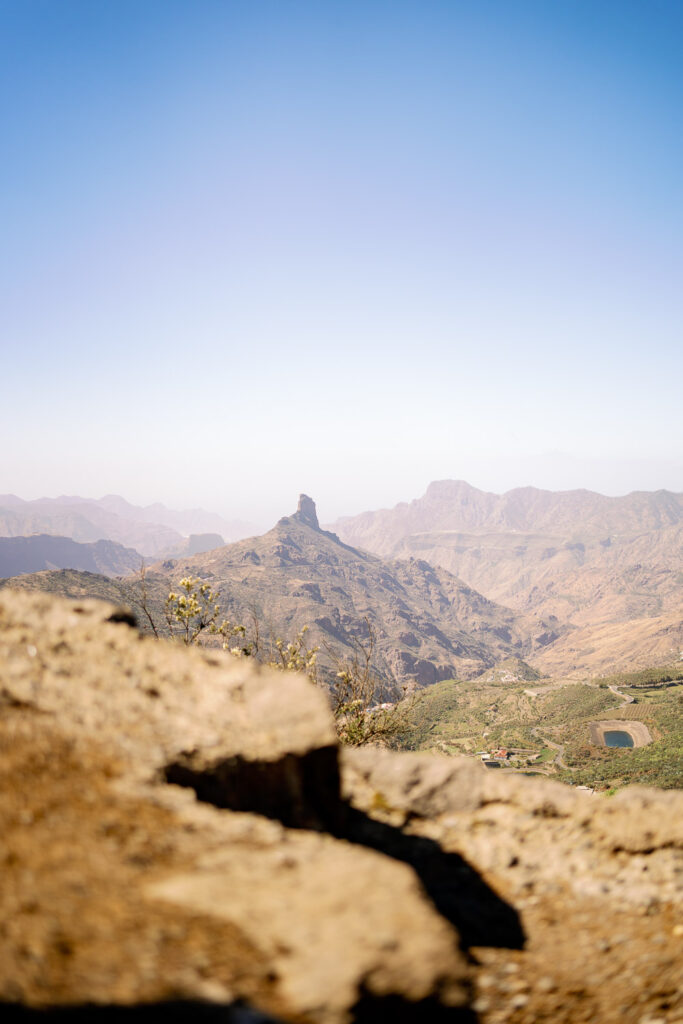 Blick auf den Roque Bentayga im Landesinneren von Gran Canaria