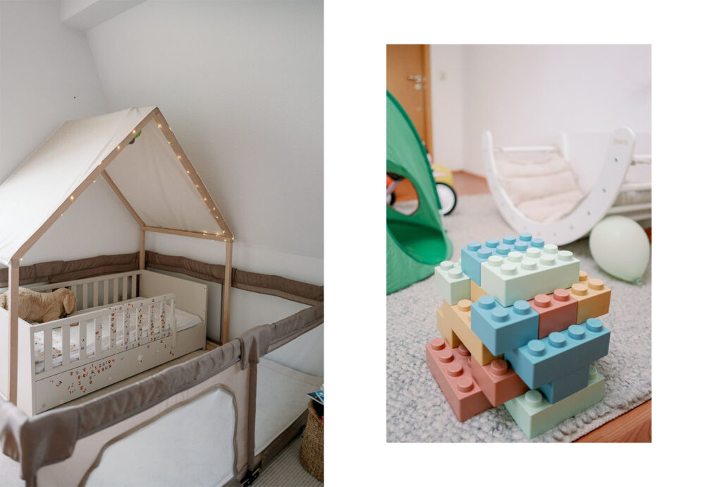 Kinderzimmer gemütlich einrichten: Hausbett mit Lichterkette und große Softbausteine auf grauem Teppich